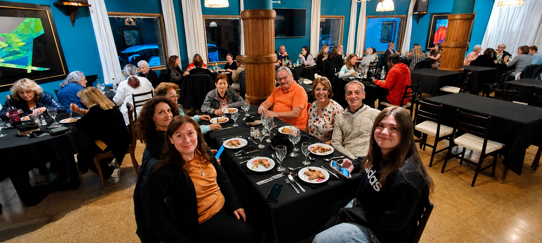 Grupo de viajeros cenando en el salón del hotel