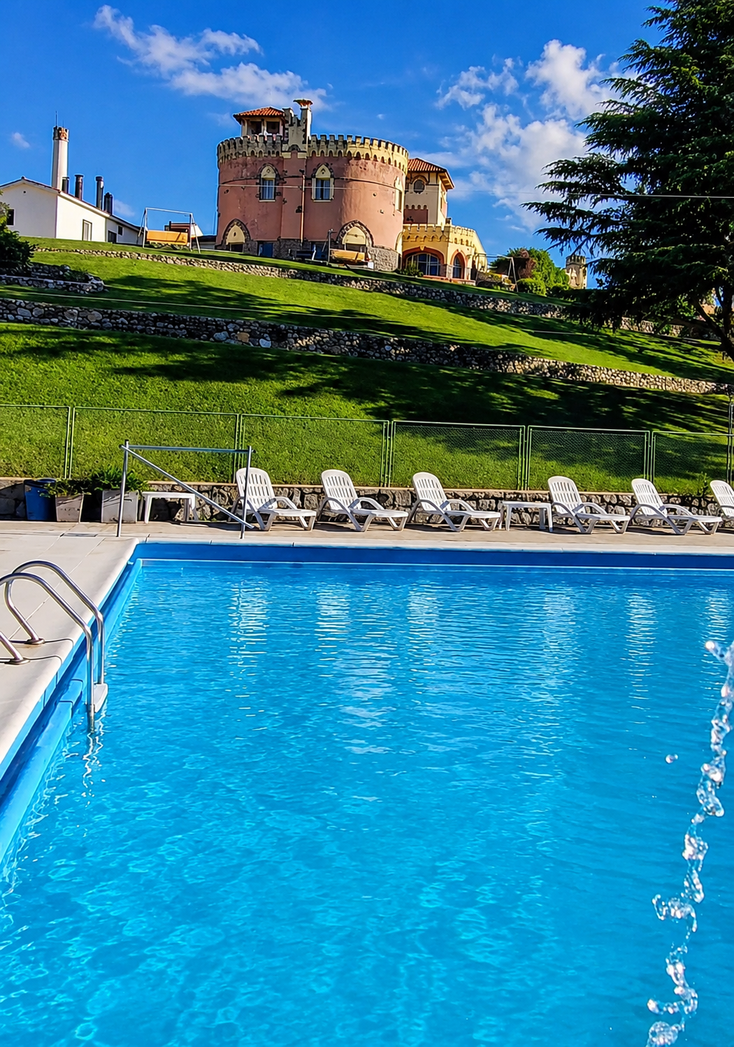 Pileta del hotel con vista al castillo